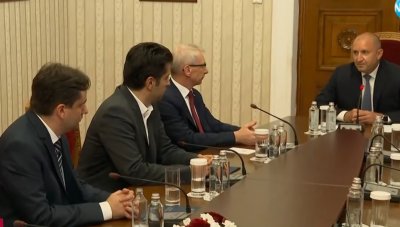 Жегата отвън съвпадна с разгара на горещото политическо лято –