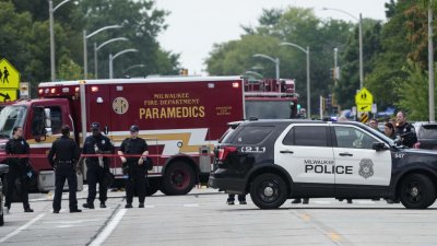 Полицаи застреляха мъж с два ножа в Милуоки