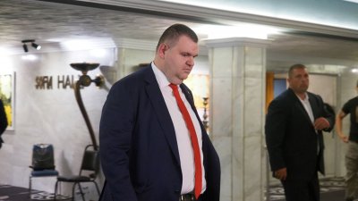 ДПС изключи още 17 депутати от парламентарната си група Това обяви