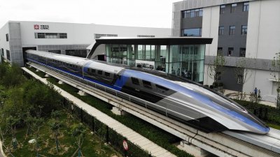 Пекин спря движението на влаковете