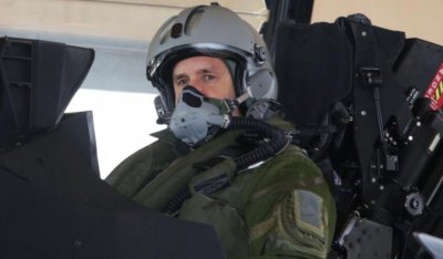 Президентът Румен Радев отново ще влезе в пилотската кабина Във