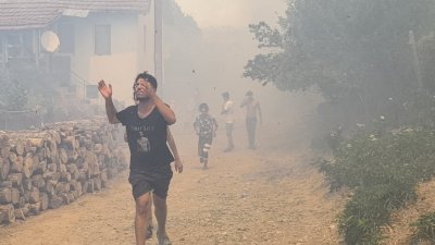 Усложнява се обстановката в крайграничната община Болярово, огънят стигна къщите