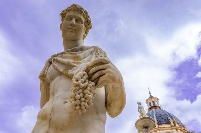 Туристка оскверни статуя на Бог във Флоренция с целувки и неприлични движения