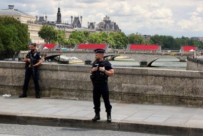 Парижани плачат от мерките: Като в затвор сме!