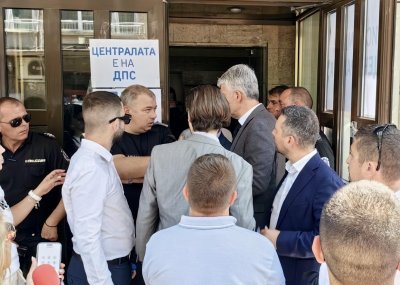 Активисти на ДПС се събраха на среща в София, влязоха в централата с полиция