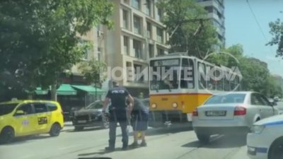 Полицаят, спрял движението в София, за да помогне на дядо, спасил 16 души след катастрофа