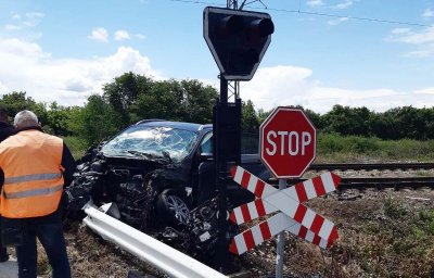 Влак блъсна кола на жп прелез