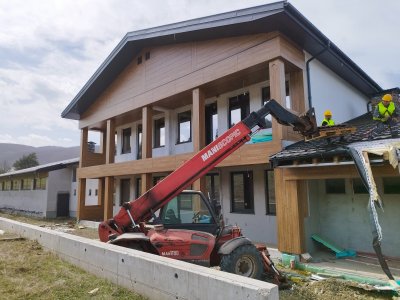 Пернишкият окръжен съд спря събарянето на незаконния ловен хотел на