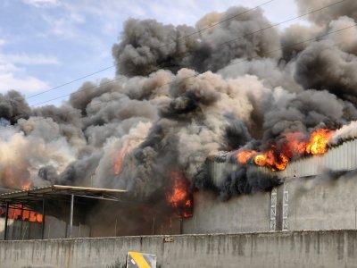 Голям пожар пламна във фабрика в Бурса