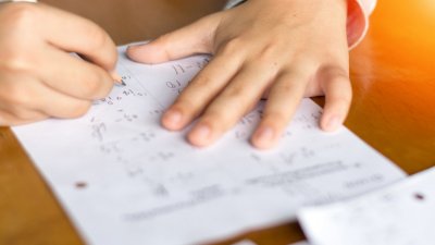 Все по малко ученици се явяват на изпита по математика в