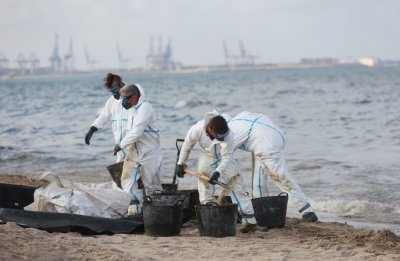 Три плажа в Испания са затворени заради нефтен разлив
