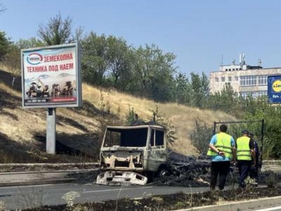 Камион със слама се запали и изгоря край Кърджали (СНИМКИ)