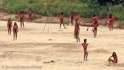 Диво амазонско племе излезе от джунглата, за да я защити от сеч