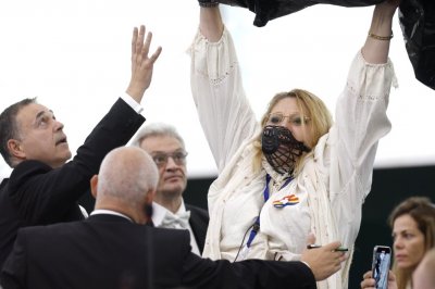 Изгониха от пленарната зала на ЕП крайнодясна евродепутатка от Румъния