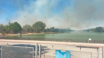 Пожар в Гребната база в Пловдив, евакуират хората в района