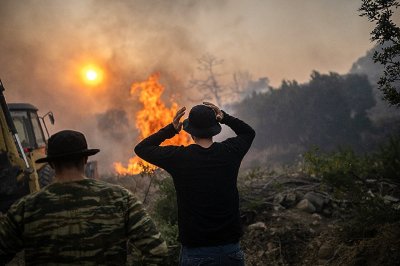 Евакуираха селища заради големия пожар на остров Евбея
