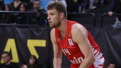 Суперзвездата на българския баскетбол Александър Везенков се забави за представянето