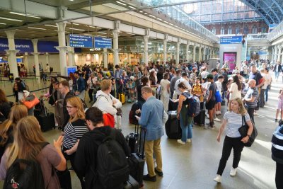 Железопътният оператор Евростар посъветва днес клиентите си да отложат пътуванията
