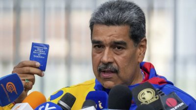 Докато опозицията празнува победа, изненадващо обявиха, че печели Мадуро 