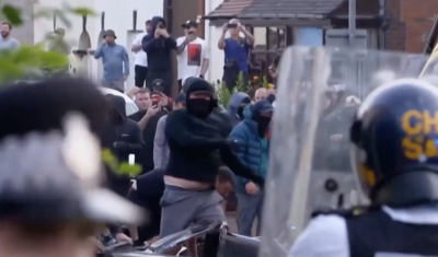 Десетки арестувани след антиимигрантски митинги във Великобритания