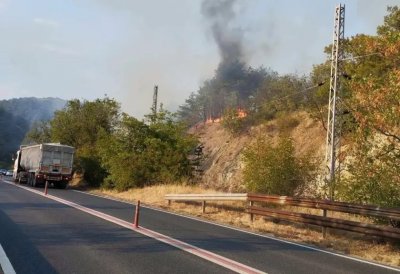 Спират частично движението по главен път Е-79 заради пожар в Кресненското дефиле