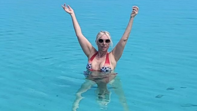 Естрадната дива Кристина Димитрова обикаля Европа по случай 64 ия си