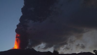 Огнен спектакъл: Етна отново изригна