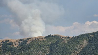 Голям пожар избухна в района на село Сенокос община Симитли