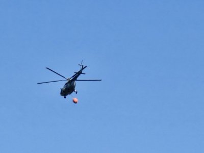 Хеликоптер на ВВС отново гаси в планината Славянка