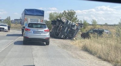 Камион се обърна край Требич