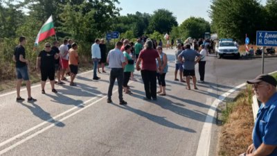 Втори ден протестна блокада на пътя Полски Тръмбеш - Свищов
