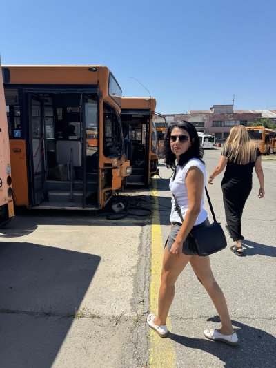 Горещо: Ваня Григорова се пусна по минижуп с мноооого дръзка цепка в София (снимки)
