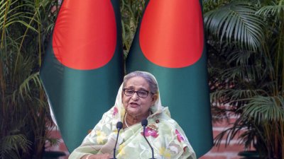 Премиерът на Бангладеш подаде оставка и избяга от страната