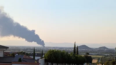 Двама огнеборци са пострадали при пожара в завода край Пловдив