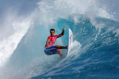 Роден в Таити сърфист спечели злато за Франция