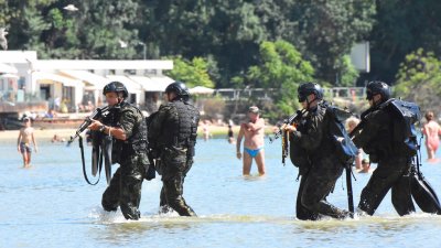 Командоси изненадаха почиващите на централния плаж във Варна Военните проведоха генерална