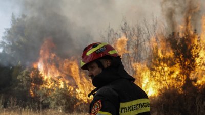 Евакуират туристи на остров Крит заради пожарите