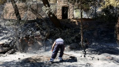 Нови огнища на пожарите в Гърция се разпалиха