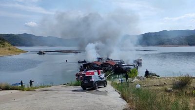 Пожар изпепели до основи култово заведение на язовир  Кърджали Става въпрос за ресторант Моби