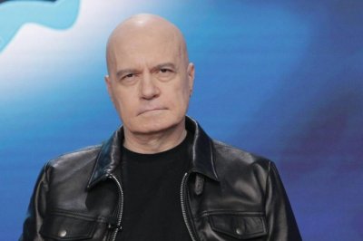 Лидерът на Има такъв народ Слави Трифонов продължава да стои