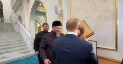 Руският президент Владимир Путин демонстрира неочакван жест по време на своята визита в Грозни столицата