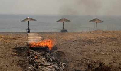 Гръцките власти арестуваха двама италиански туристи запалили огън на плажа на