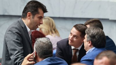 Продължава да се разгаря скандалът с оповестената от Възраждане подписка