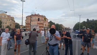 Няколко десетки представители на Гражданско движение БОЕЦ и граждани се