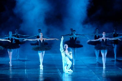 Балетисти танцуват "Лебедово езеро" в памет на прегазен колега