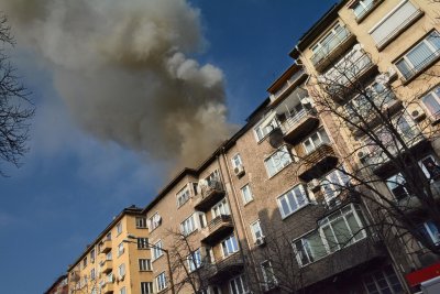 Извънредно: Пожар захапа хостел в София