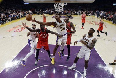 Динозаврите от Торонто спряха победната серия на ЛА Лейкърс в НБА (ВИДЕО)