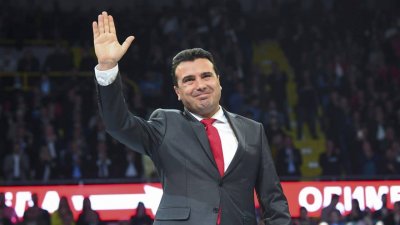 Заев предизборно увеличава заплатите