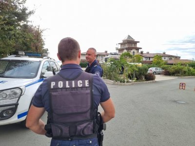 Полиция охранява летните сараи  на почетния председател на ДПС Ахмед Доган Това се