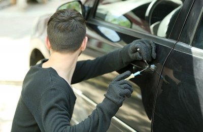 Трима криминално проявени са задържани за незаконно отнемане на луксозен